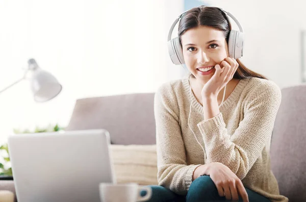 Giovane Donna Sorridente Casa Rilassante Sul Divano Sta Usando Computer — Foto Stock