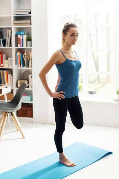 Genç Kadın Evde Egzersiz Oturma Odasında Onun Bacak Fitness Sağlıklı — Stok fotoğraf