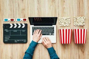 Adam internetten patlamış mısır, 3 boyutlu gözlük ve klozet, sinema ve eğlence konseptiyle film izliyor.