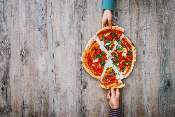 Venner Som Deler Deilig Pizza Landlig Bord Holder Stykke Topp – stockfoto