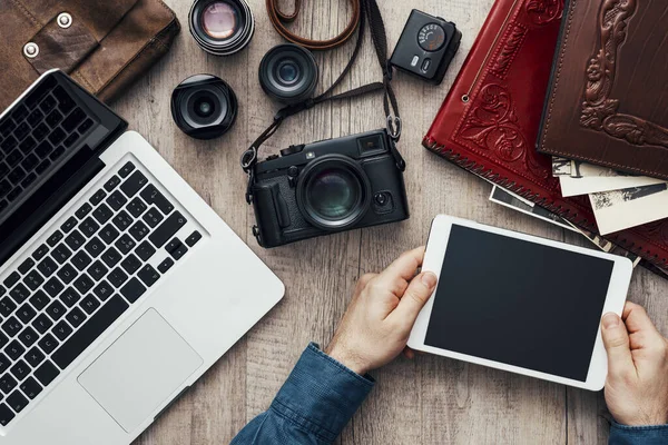 Hipster Fotoausrüstung Mit Laptop Und Digitalem Tablet Auf Einem Holztisch — Stockfoto