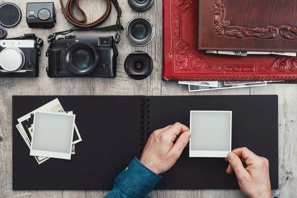 Fotografisk Utrustning Kameror Fotoalbum Och Digital Surfplatta Ett Vintage Desktop — Stockfoto