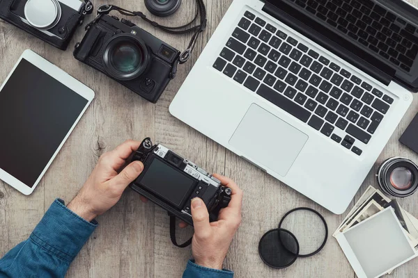 ヴィンテージデスクトップ上の写真機器 カメラ フォトアルバムやデジタルタブレット 技術と創造性の概念 — ストック写真