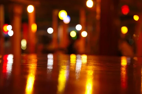 Fundo de luz bokeh colorido com reflexão sobre a mesa em res — Fotografia de Stock