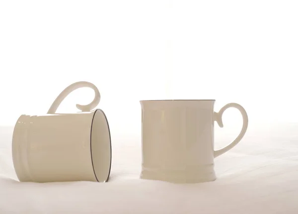 Dois copos de café de cerâmica branca — Fotografia de Stock