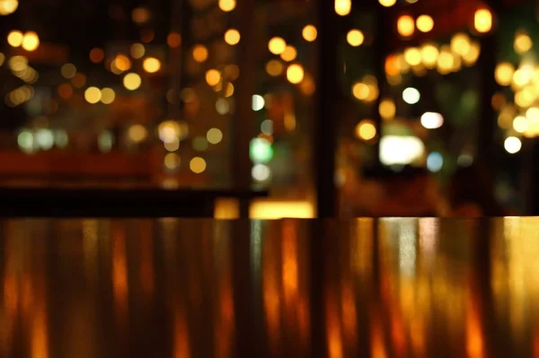 Luz de reflexão borrão na mesa no bar e restaurante à noite — Fotografia de Stock