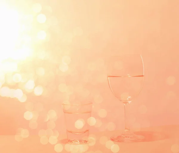 Tiro claro e copo de vinho para a festa no backgrou bokeh luz rosa — Fotografia de Stock