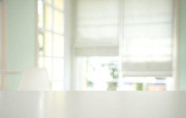 Beyaz tablo ile göstermek için bulanıklık oda iç ışık penceresinde