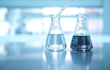 İki şişeyi damlalıklı damla su bilim Laboratuvarı