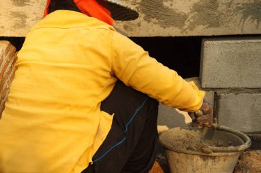 Çimento inşaat işçisi kadın