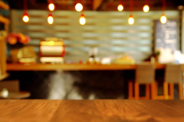 Topo da mesa de madeira com café borrão ou balcão de café — Fotografia de Stock