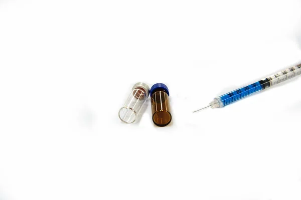 Izolované injekční stříkačkou a lahvičkou pro lékařské laboratoře — Stock fotografie