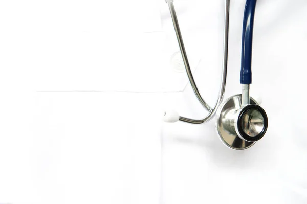 Stethoskop für Arzt Gesundheitsdiagnose auf weißem Laborkakao — Stockfoto