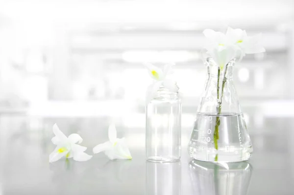 Természet fehér orchidea virág lombik üveg és üveg-orvosi — Stock Fotó