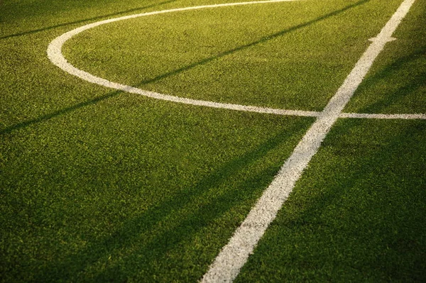 Зеленое поле футбола или футбольного спорта с белой линией круга — стоковое фото