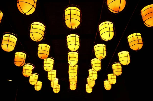 Rij oranje vintage lamp in de donkere nacht — Stockfoto
