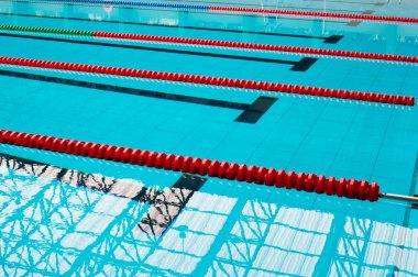 Mavi su üzerinde kırmızı plastik ip şeridi yüzme havuzu sporu c