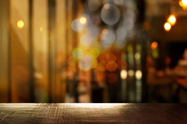 Parte superior de la mesa de madera marrón con la luz bokeh partido borroso en la barra o la PU —  Fotos de Stock