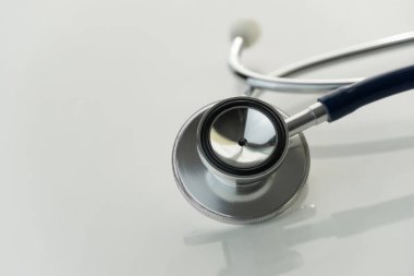 Beyaz sırtlı tıbbi doktor teşhisi için metal steteskop.