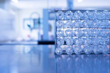 Bilim test tüpünün dibindeki metal rafta araştırma masasında.