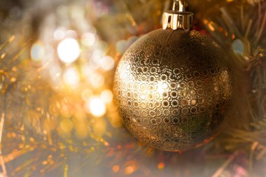 Bokeh partili altın Noel balosu gece lambası kutlaması.