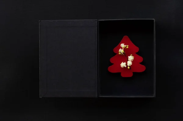 Árbol de Navidad de madera roja con flor silvestre blanca en regalo de lujo bl —  Fotos de Stock