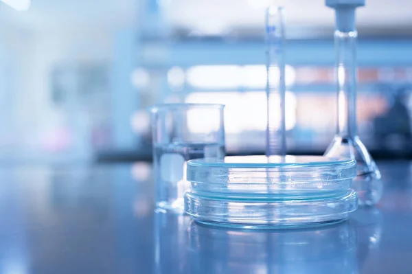 Üveglap és üvegedény az orvostudományban kék laboratóriumban — Stock Fotó