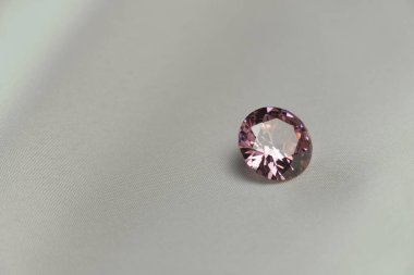 Bej kumaşlı pembe yuvarlak mücevher kesimi lüks moda arka planı