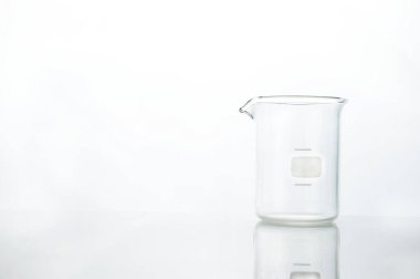 Tek beher cam kimya bilim laboratuvarı beyaz arka plan