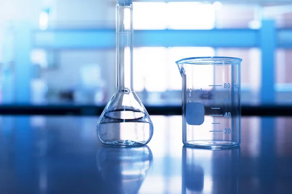 Főzőpohár Térfogati Lombik Kémiatudomány Kék Laboratóriumi Asztal Háttér — Stock Fotó