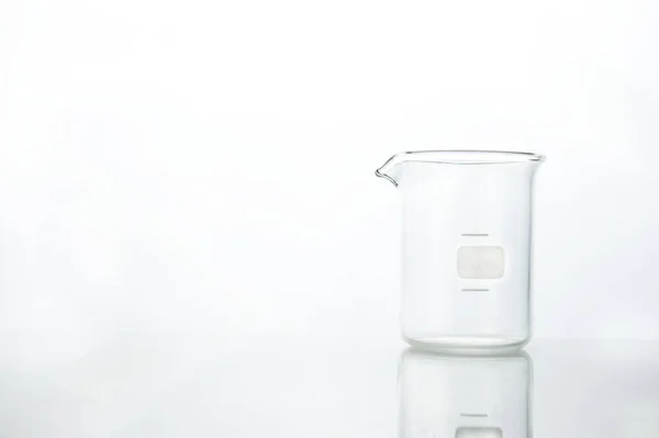 单烧杯玻璃化学实验室白色背景 — 图库照片