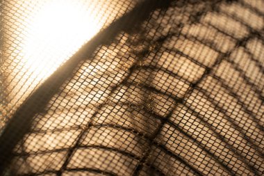 Metal yapının dramatik gölgesi ve ışığı güneş ışığı endüstrisi soyut arka planda