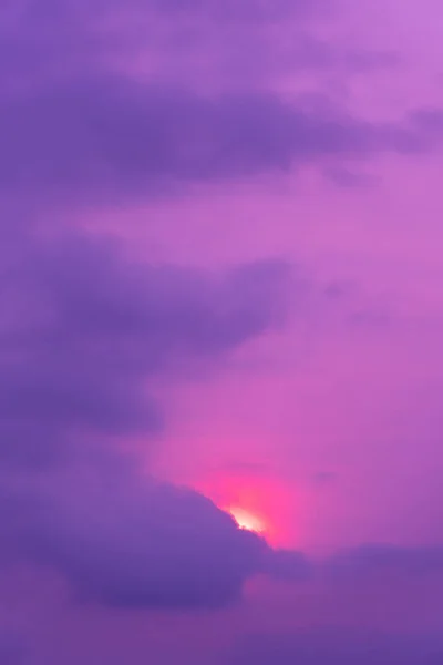 파랗게 빛나는 하늘을 배경으로 주황색붉은 — 스톡 사진