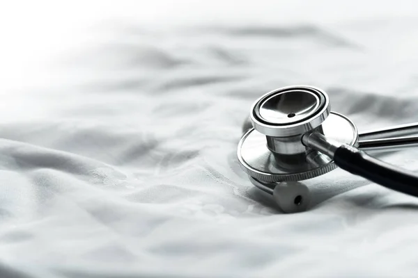 Metallstethoskop Für Die Ärztliche Gesundheitsdiagnose Klinik Und Krankenhaus Auf Weißem — Stockfoto