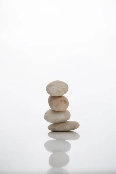 Απλότητα Στοίβα Από Λευκή Φυσική Πέτρα Στην Έννοια Της Θεραπείας — Φωτογραφία Αρχείου