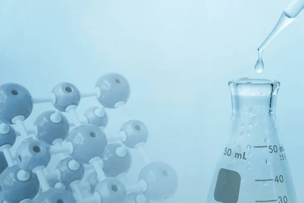 Mavi Tıp Bilimleri Laboratuvarında Damlası Olan Cam Şişe Moleküler Kimya — Stok fotoğraf