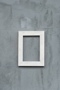 Beyaz ahşap çerçeve üzerinde grunge gri beton duvar ev iç arka plan