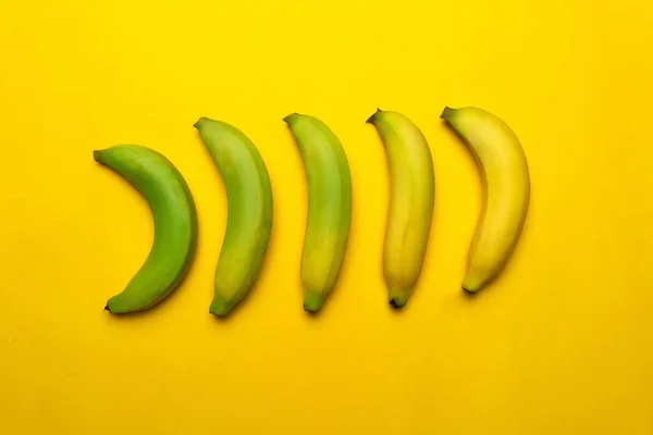 과일을 요리하는 과정에서 녹색에서 노란색 바나나에 이르기까지 과일을 곁들이는 — 스톡 사진