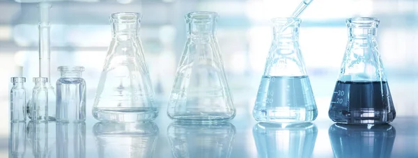Glaskolben Und Fläschchen Versuchssatz Medizinische Gesundheitsforschung Wissenschaft Blaues Laborgerät Und — Stockfoto