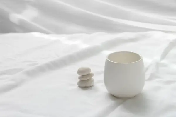 Czyste Białe Tradycyjne Ceramiczne Herbaty Picie Filiżanki Żwirowa Skała Wellness — Zdjęcie stockowe