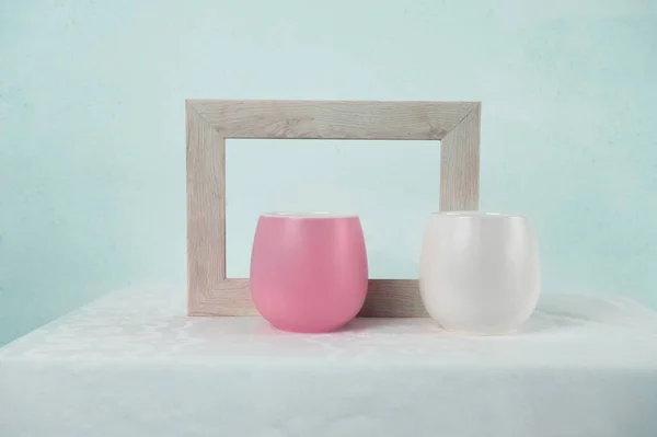 Taza Cerámica Rosa Blanco Mantel Marco Gris Bebida Fondo Diseño —  Fotos de Stock