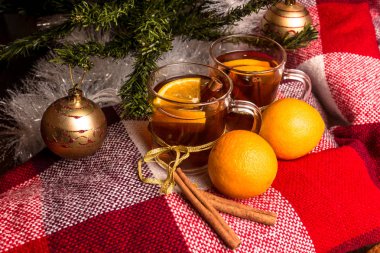 Çay portakal, portakal, ekose kareli, yeni yılda bir Noel ağacı arka plan üzerine tarçın ile
