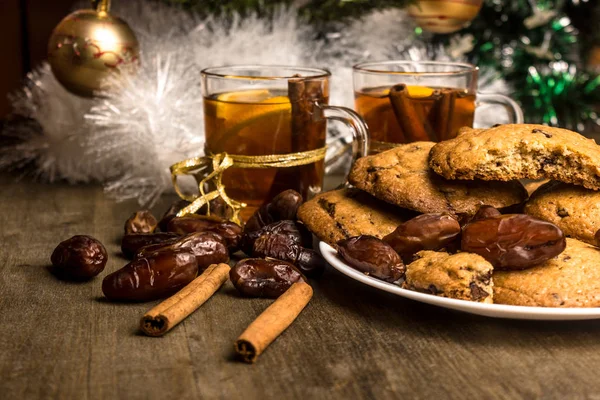 Biscotti fatti in casa, cannella, date, nuovo anno, tè con arancia — Foto Stock