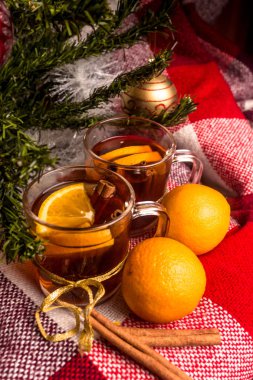 Çay portakal, portakal, ekose kareli, yeni yılda bir Noel ağacı arka plan üzerine tarçın ile