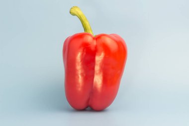 mavi bir arka plan üzerinde kırmızı biber