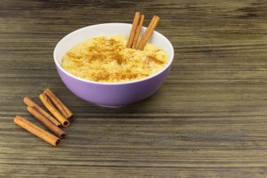 Fıstık ve tarçın mor bir kabın içinde Mısır gevreği