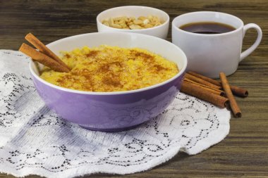 Fıstık ve tarçın mor bir kabın içinde Mısır gevreği