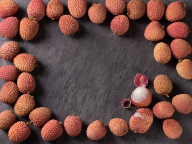  Taze lychee ve soyulmuş bir