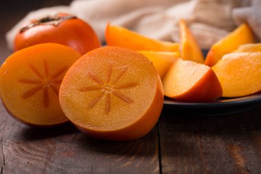 Diospyros kaki rustik ahşap zemin üzerine