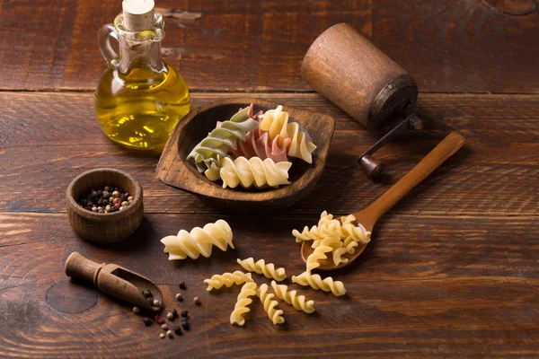 Fusilli pasta på rustika trä bakgrund — Stockfoto